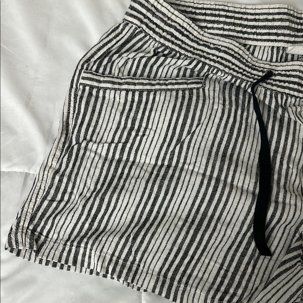Women's Gap Pull-On Black/Beige Shorts - Picture 3 of 8